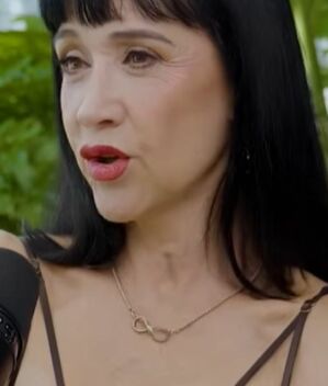 Susana Zabaleta llama "enana" Ángela Aguilar durante concierto (Foto: YouTube)