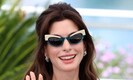 Anne Hathaway luce increíble vestido azul de estilo Old Hollywood