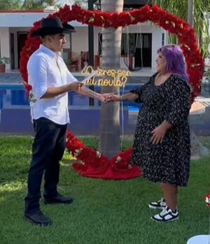 Geovanny Doble G se le declara a AimeP3 con decoración de rosas rojas (Foto: Instagram)