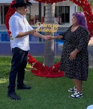 Geovanny Doble G se le declara a AimeP3 con decoración de rosas rojas (Foto: Instagram)