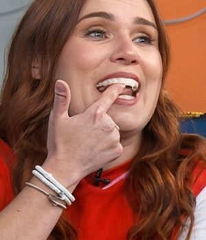 Nicola le da cabezazo a la actriz Gloria Sierra durante dinámica de futbolito en el programa 'Hoy' (Foto: HOY)