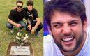 Nicola Porcella posa sonriente en la lápida de su primo Gonzalo a semanas de su muerte (Foto: Instagram)