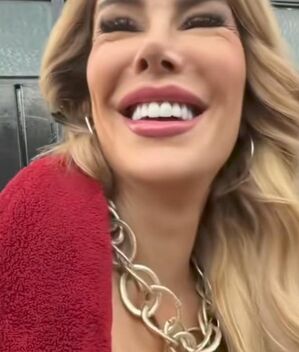 Ninel Conde reaparece comprando en puesto de dulces en la calle; sorprende con su cambio físico (Foto: Instagram)