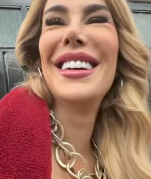 Ninel Conde reaparece comprando en puesto de dulces en la calle; sorprende con su cambio físico (Foto: Instagram)