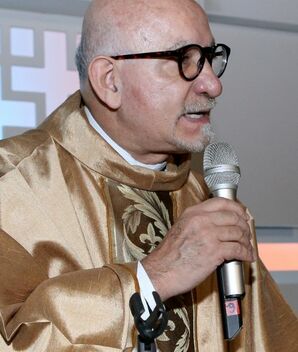 Padre José de Jesús Aguilar exhibe robo de esculturas de su iglesia (Foto: Mezcalent)