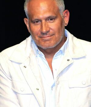 Arath de la Torre recibe críticas por debutar como cantante (Foto: Mezcalent)