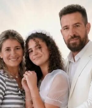 Hallan sin vida a famoso cantante, junto a su esposa y su hija