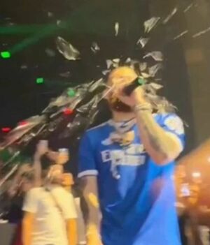 Famoso cantante es agredido por fanático en pleno concierto