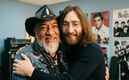 ¿Carlos Trejo tiene los lentes de John Lennon? Video desata burlas (Foto: Gemini IA)