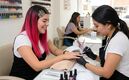Critican a Lesslie Polinesia y a su acompañante por exigir uñas sin cita (Foto: Gemini IA)