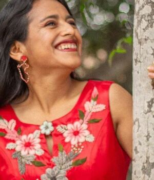 Atacan a la cantante Soraya Nieto en concierto en vivo; le avientan botella de vidrio en la cara (Foto: Facebook)