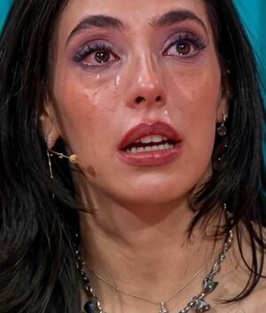 Marie Claire Harp entrevista a Arantza Ruiz y se burla de sus lágrimas (Foto: Izquierda LCDLF / Derecha Mezcalent)
