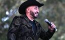 Lupillo Rivera es asaltado en concierto y le quitan sus botas (IA)
