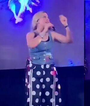 Karla Panini reaparece cantando alabanzas religiosas y desata críticas