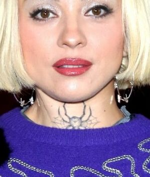 Mon Laferte es criticada tras confrontar a un fan en el aeropuerto