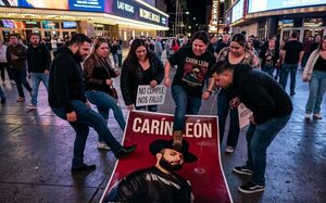 Pisotean y escupen foto de Carin León en Las Vegas: conoce el origen de la polémica (Foto: Gemini IA)