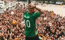 Fanáticos pelearon por una camiseta de Maluma en la CDMX (Instagram)