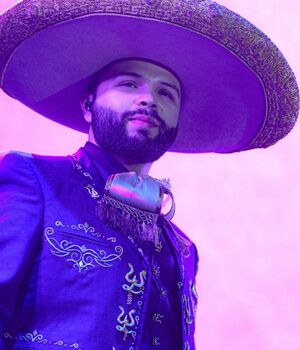 Leonardo Aguilar es detenido en el aeropuerto de la CDMX (Foto: Mezcalent)