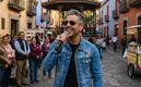 ¿Crisis económica? Omar Chaparro reaparece cantando en Coyoacán (IA)