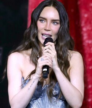 Belinda recibe críticas por no cuidar a su perrito durante turbulencia en su avioneta (Foto: Mezcalent)