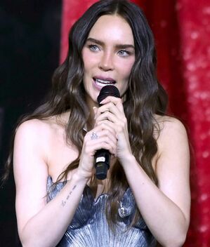 Belinda recibe críticas por no cuidar a su perrito durante turbulencia en su avioneta (Foto: Mezcalent)