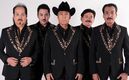 Vocalista de Los Tigres del Norte, sufre caída en pleno concierto