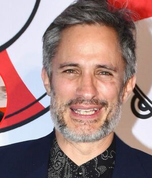 Golpean a Gael García Bernal en el rostro en plena alfombra roja