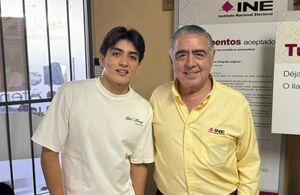 Gil Mora se viraliza por tramitar su INE (Foto: Mezcalent)