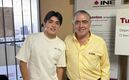 Gil Mora se viraliza por tramitar su INE (Foto: Mezcalent)