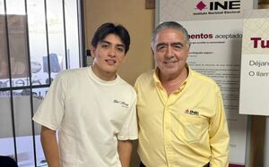 Gil Mora se viraliza por tramitar su INE (Foto: Mezcalent)