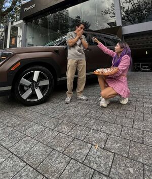 Critican a Chingu Amiga por pedirle matrimonio a su novio (Foto: Instagram)